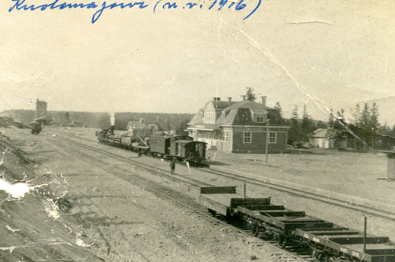 Kuolemanjärven asema, edustalla tavaravaunuja ja juna.